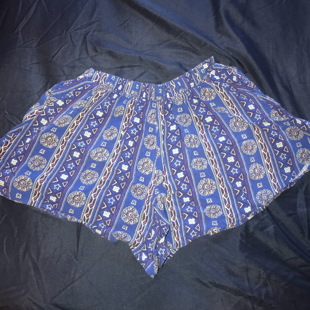 HOLLISTER FLOWY SHORTS